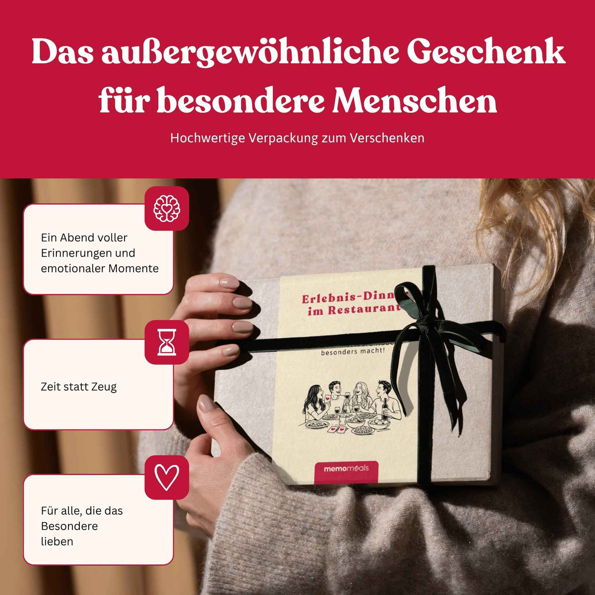 Frau hält eine liebevoll verpackte Erlebnis-Dinner box im Restaurant von memomeals als Geschenk in den Händen