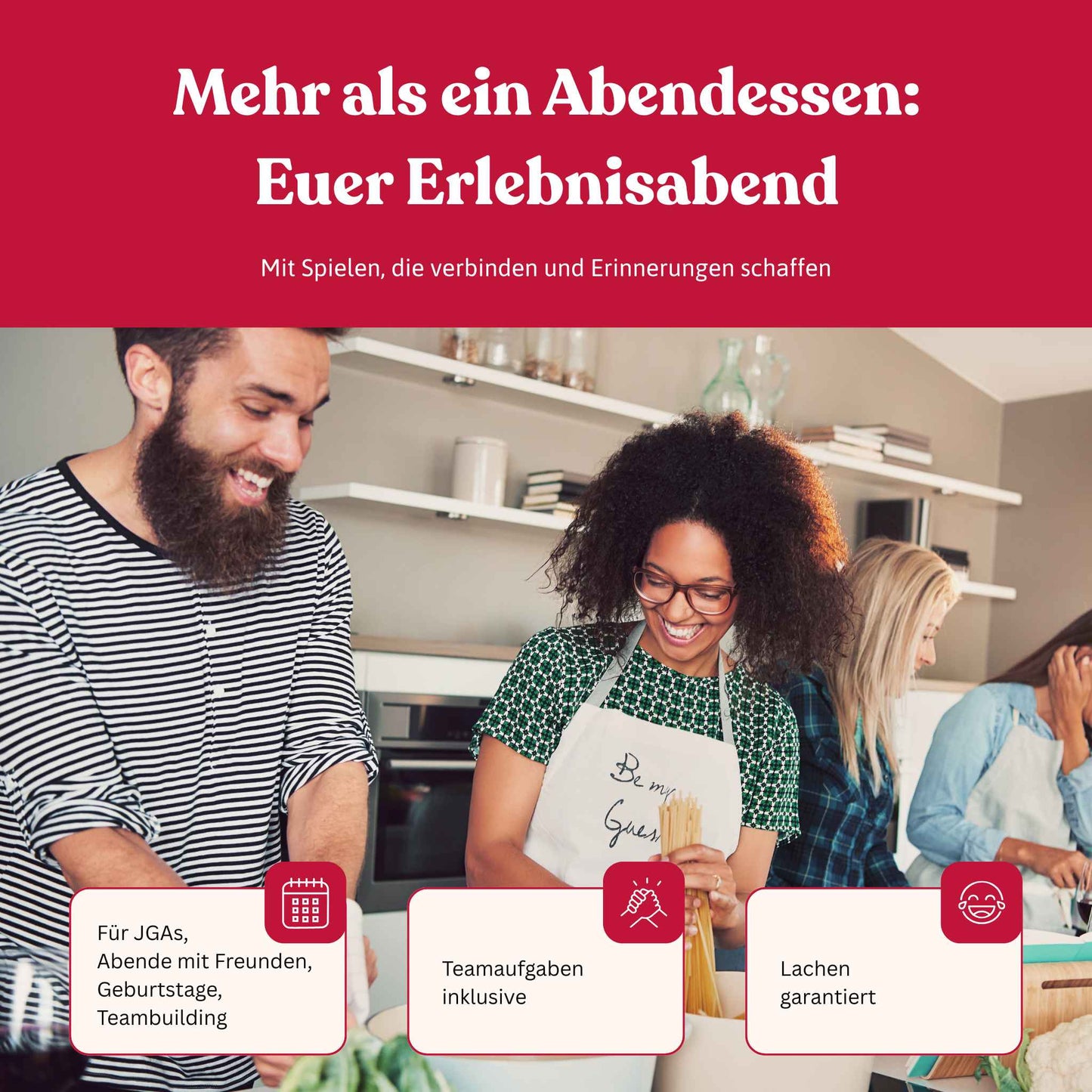 Vier Freunde kochen gemeinsam und lachen in der Küche bei einem Erlebnisdinner