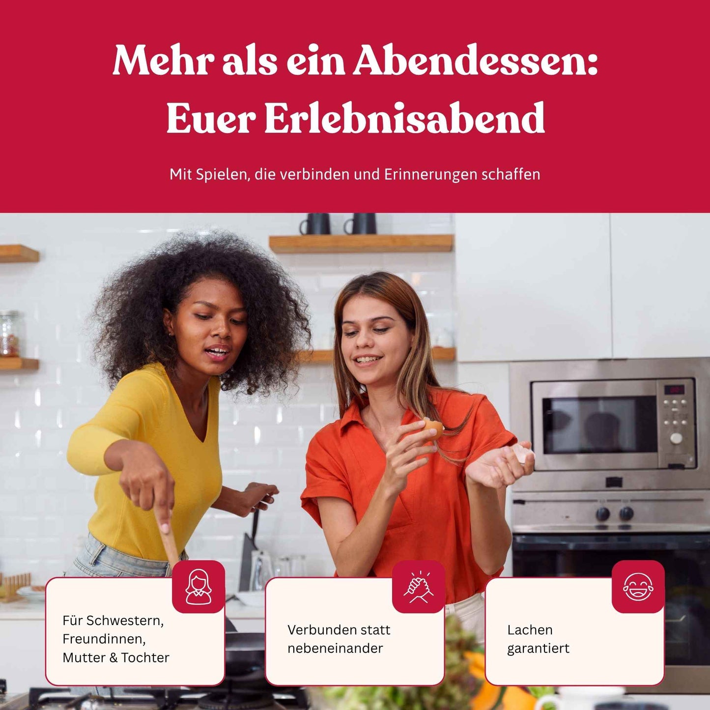 Zwei Freundinnen kochen gemeinsam und lachen in der Küche bei einem Erlebnisdinner