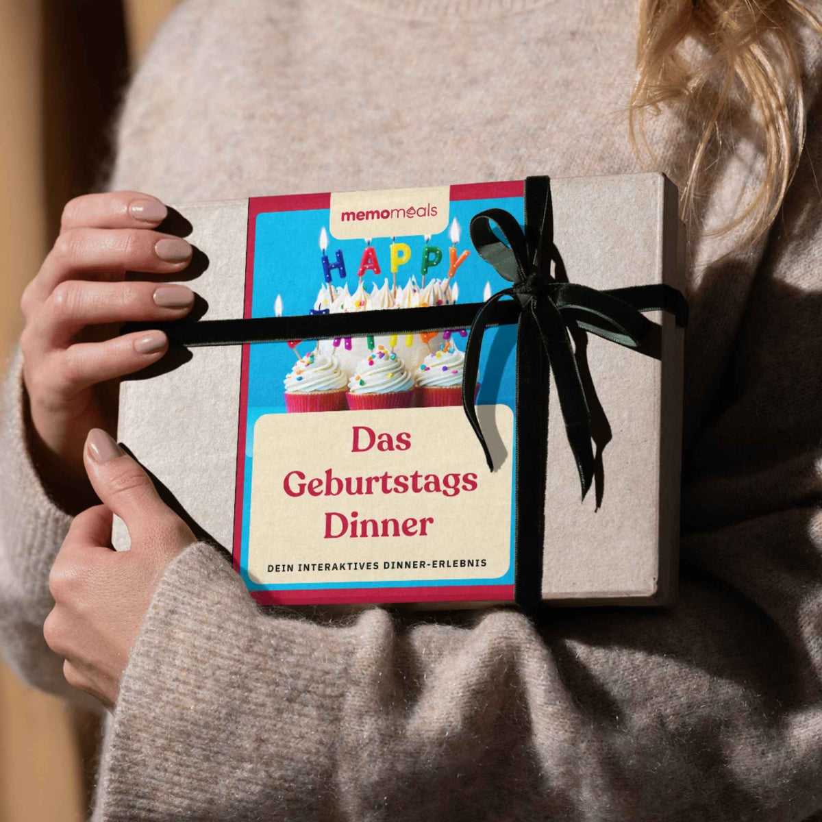 Frau hält eine Erlebnisbox als Geschenk in den Händen