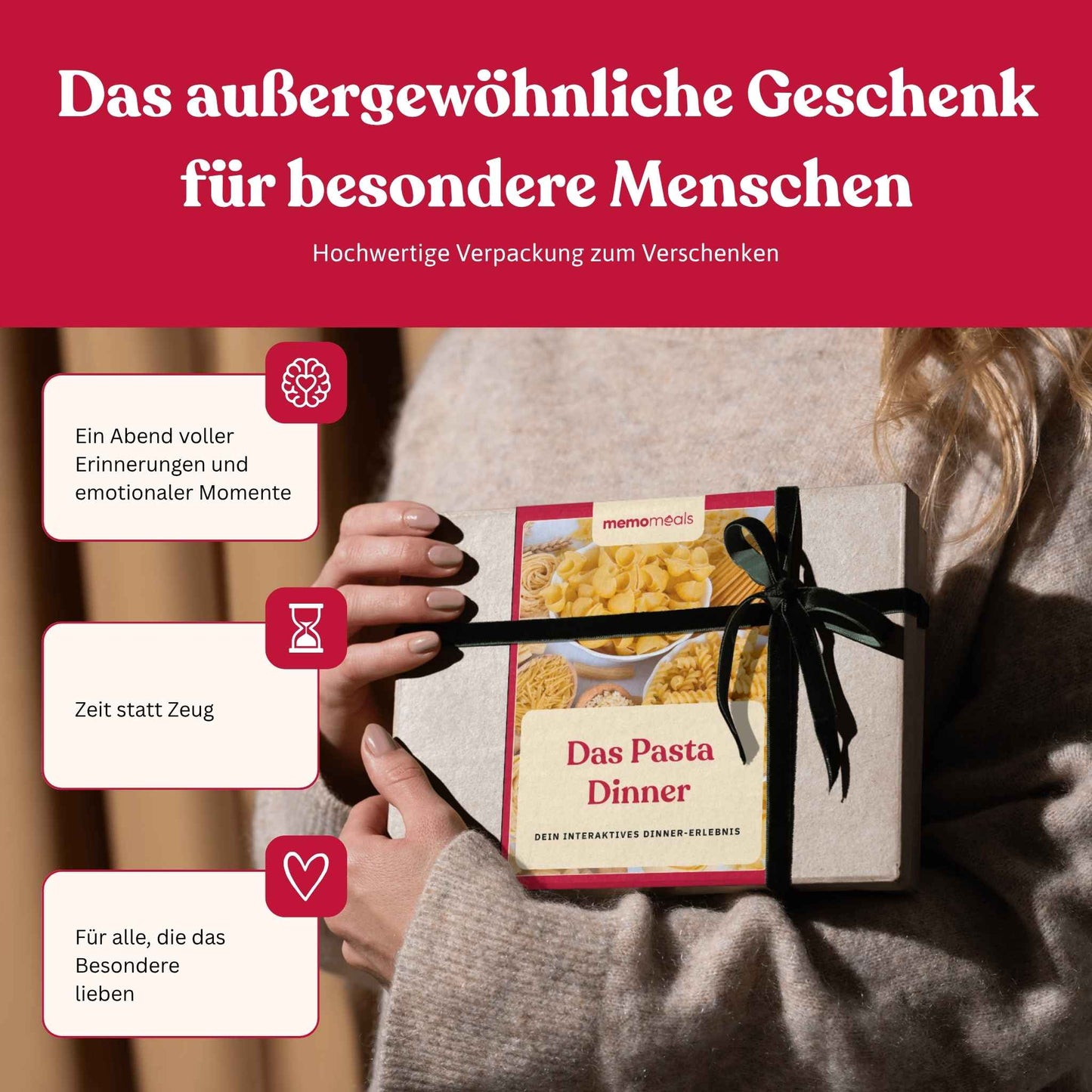 Frau hält eine liebevoll verpackte Pasta memomeals Erlebnisbox als Geschenk in den Händen